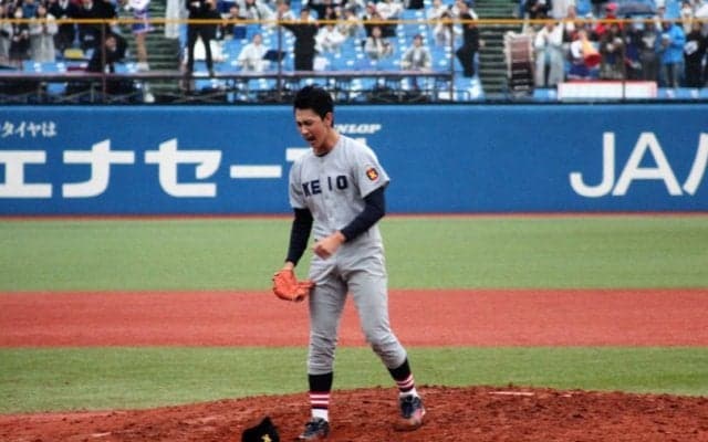 関根が雨中の粘投＆佐藤が3回ピシャリ！慶大が1年生リレーで逃げ切り、優勝へ王手【東京六大学野球】