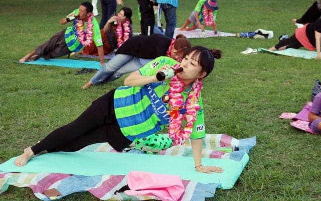 えっ、お酒を飲みながら!? 一度やってみたい変わり種ヨガ3選