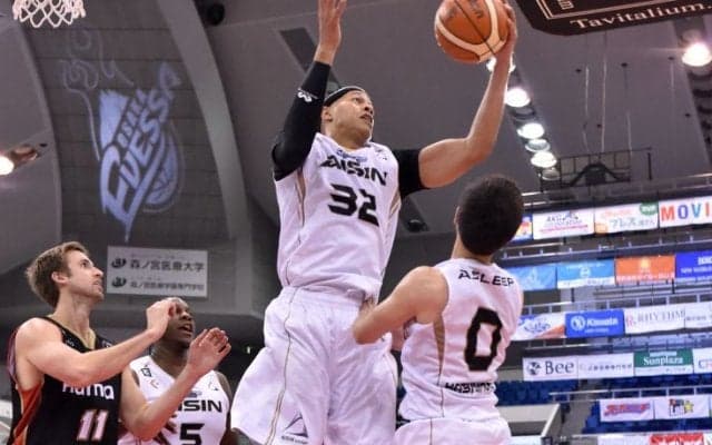 粘る大阪エヴェッサに苦戦を強いられるも、『大黒柱』桜木ジェイアールの活躍が光るシーホース三河が延長戦を制す