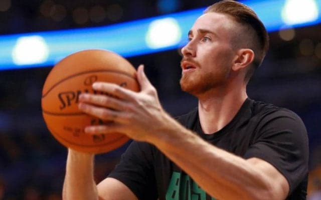 復活へ向けリハビリを開始したゴードン・ヘイワード、椅子に座った状態でハーフラインからのシュートを披露