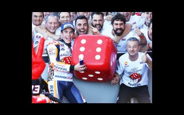 勝者も敗者も笑顔。マルケスとドヴィの劇的なシーズン、最高の終幕