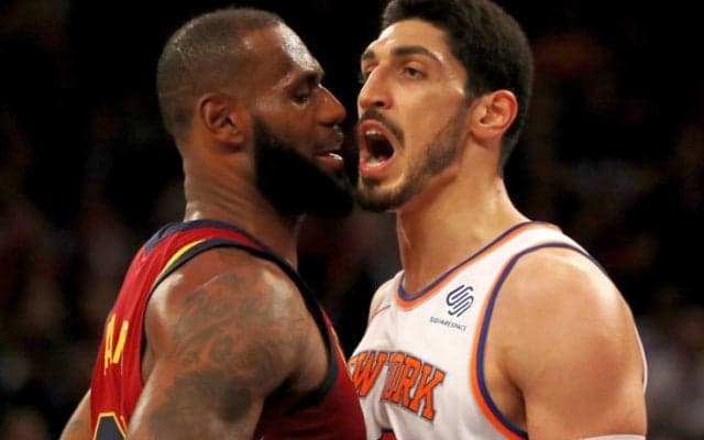 怒れるニックスのフランク・ニリキナとエネス・カンターを粉砕、レブロン・ジェームズの働きでキャバリアーズが逆転勝利