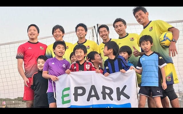 サッカーの基本技術向上を目的とした「ビーチサッカー教室」開催