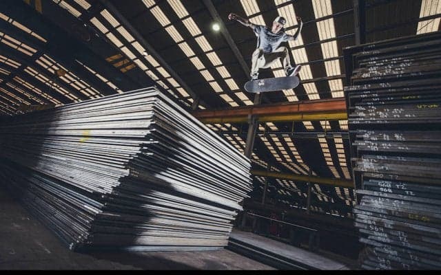 “ライアン・シェクラー”風力タービン工場でスケートボード！