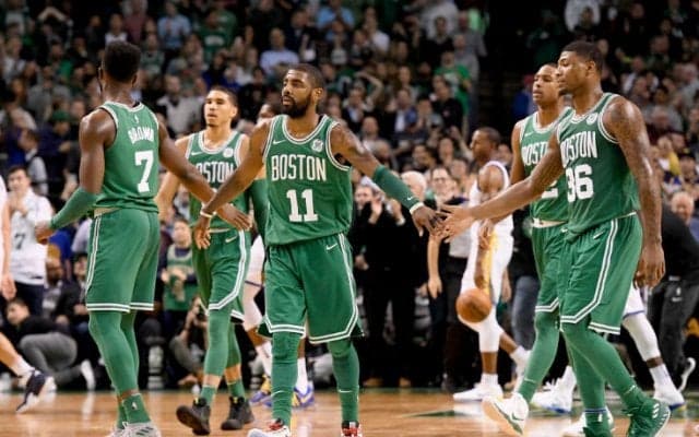 チーム一丸で戦った末にカイリー・アービングがエースの働き、ウォリアーズ相手の逆転勝ちでセルティックスが14連勝！