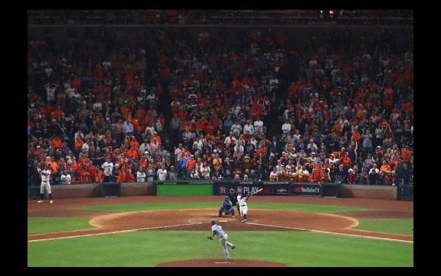 【MLB】素手、ダイビング、帽子にスッポリ…今季最も記憶に残るファンのキャッチは