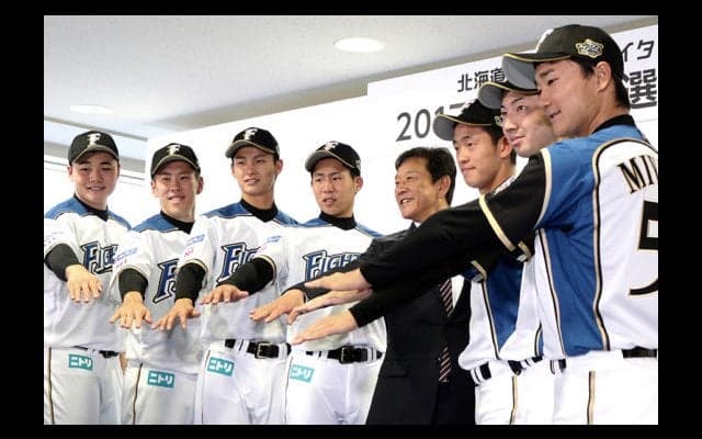 清宮の晴れ姿に栗山監督も惚れ惚れ「このユニホームを着るために生まれてきた」