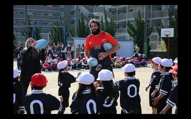  小学生、校長先生大興奮！ オールブラックスが大阪でラグビー教室を開催。 
