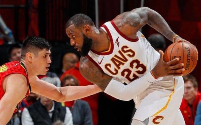 ホークスのエースをレブロン・ジェームズの徹底守備で抑え、キャブズが10連勝