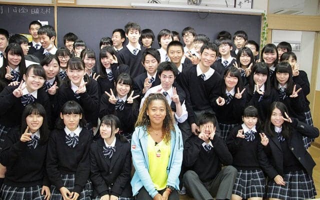 大坂なおみ、都内の高校を笑顔で訪問「見てまわるだけでとても楽しかった」