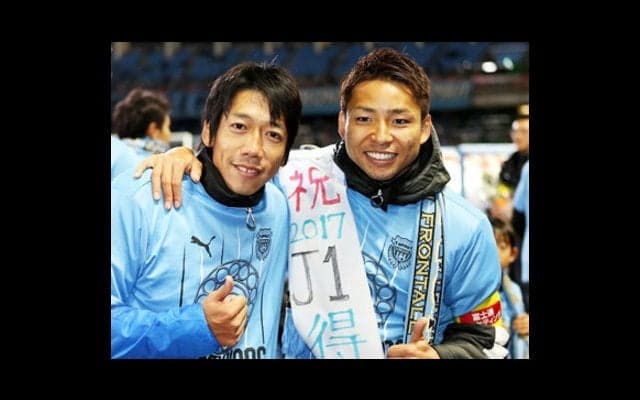 中村憲剛から小林悠へ。抱き合う新旧キャプテンだけが知る大切なもの