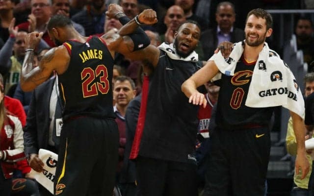 レブロン・ジェームズのクラッチプレーでキングスを撃破、キャブズが球団タイ記録の13連勝