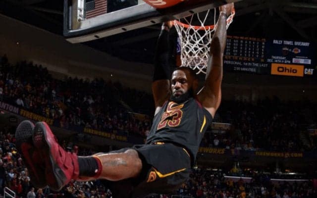 ダンク・コンテストに出場しないレブロン・ジェームズの『ノールック・ダンク』