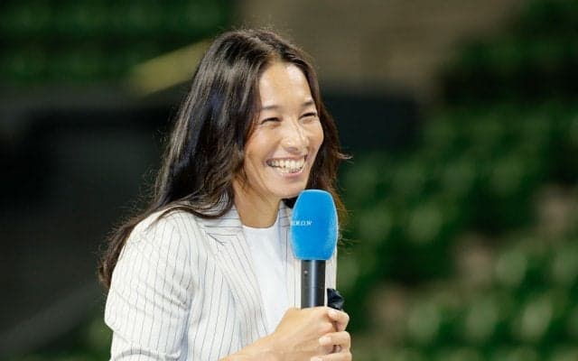 伊達公子さん\"こじるり\"にテニスレッスン。イベントの写真をSNSに公開。