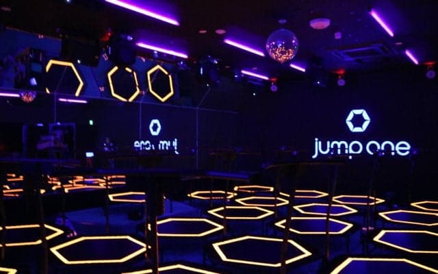 暗闇トランポリンフィットネス「jump one」で、飛び跳ねて筋トレして約450kcal消費してきた