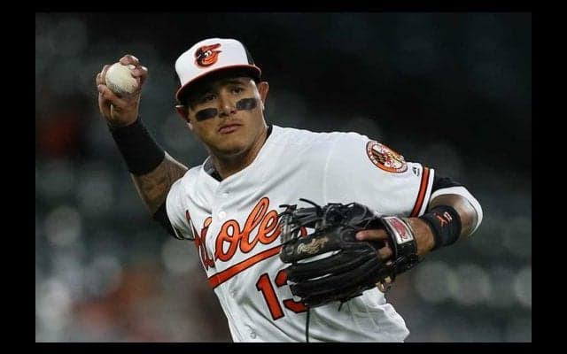 【MLB】去就注目の三塁名手マチャド、“鬼肩”美技に改めて驚愕の声殺到「クレイジー」