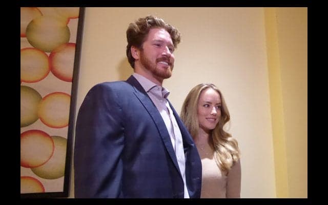 MLB復帰の元Gマイコラス、充実のオフ　髭を剃り、美人妻とバスケ観戦
