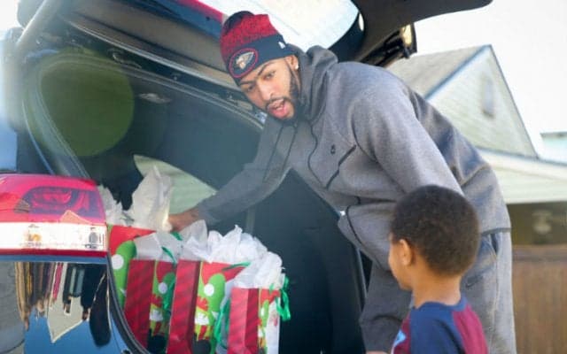 「メリー・クリスマス！」アンソニー・デイビスが自動車を含む超豪華プレゼント