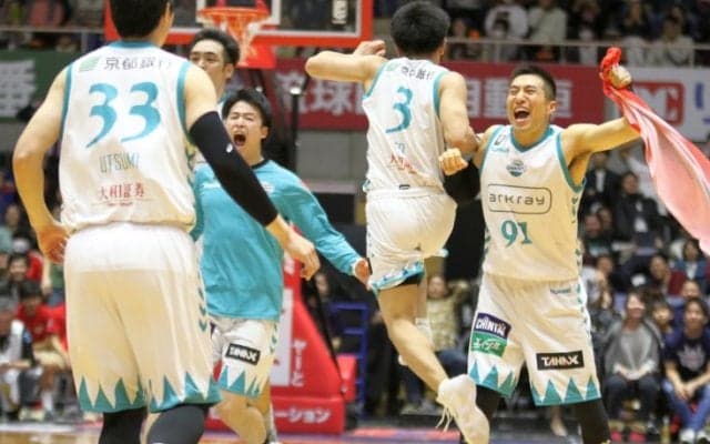 我慢の守備から劇的な結末へ、京都ハンナリーズが敵地で地区首位の琉球を撃破！