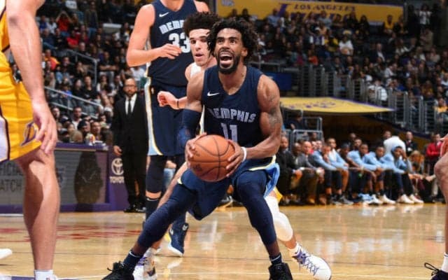 マイク・コンリーが自身のサイン入りグッズに感涙したファンを試合に招待
