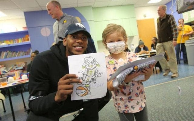 聖なる夜に感謝をこめてサプライズを、地元に笑顔を届ける『NBAのクリスマス』