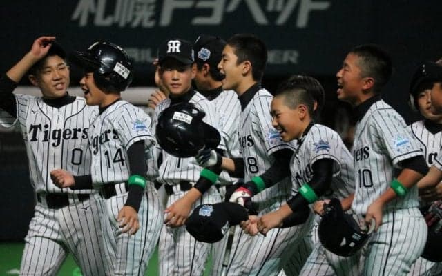 阪神・八木裕監督が「伝統の一戦」の意義を伝え、巨人に代打サヨナラ勝ち【NPB12球団ジュニアトーナメント】