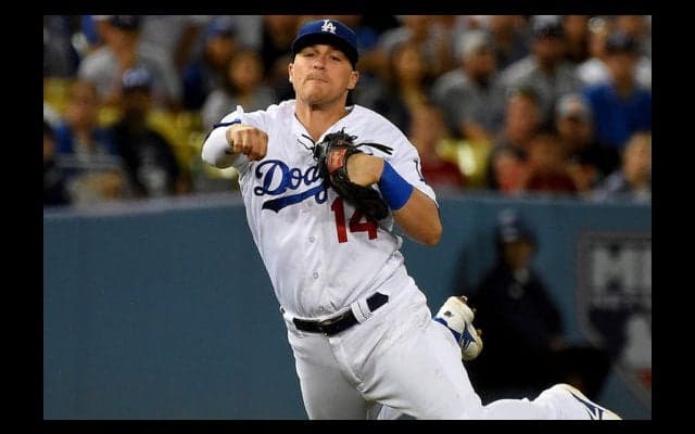 【MLB】遊撃から驚愕膝つき送球、豪快ダイブ…ドジャース美技集公開、前田も登場!?