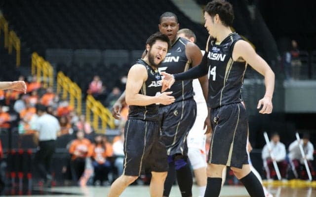 金丸晃輔の長距離砲と老獪なハーフコートバスケット、シーホース三河が新潟に圧勝