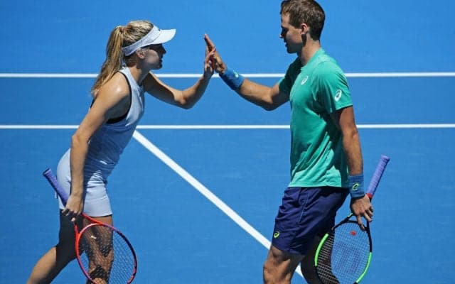 ポスピショルとブシャールがオーストラリアの海を満喫