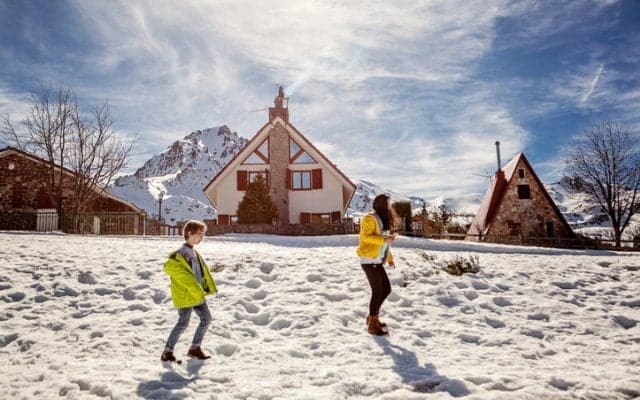 子どもと一緒に体を動かそう！冬でもスポーツができるお出かけスポット6選