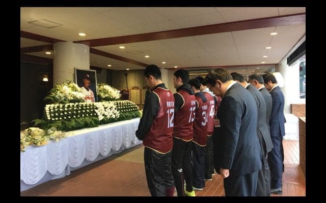 楽天ドラ1近藤らが新人合同自主トレ　練習前に故星野仙一氏に黙祷と献花
