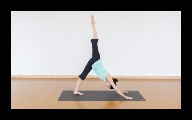 【ヨガの基本ポーズ30 #6】安眠を誘うおやすみ前に効果的な5ポーズ