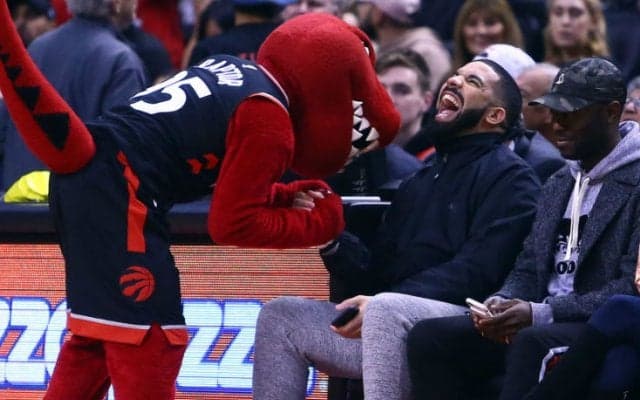 ラップで鍛えたトラッシュトークでコートサイドからラプターズを援護するDrake