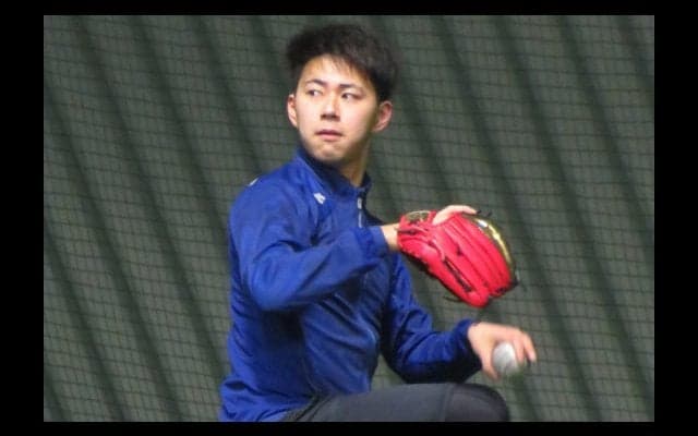 痛みで箸が持てないことも…鷹の154キロ18歳左腕が胸中激白、手術回避の理由