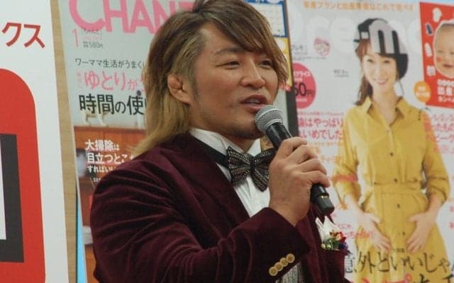 諸肌を脱いだ棚橋弘至、寒さにも負けず「#キャストオフ！からの#宇宙キター！」