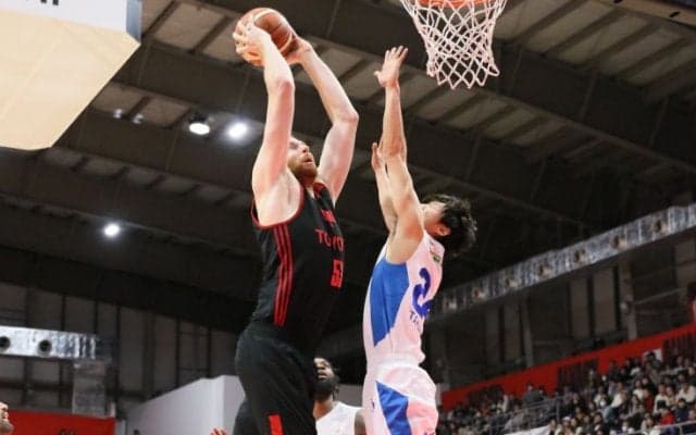 カークがキャリアハイの40得点を挙げたアルバルク東京、滋賀との乱打戦を制す