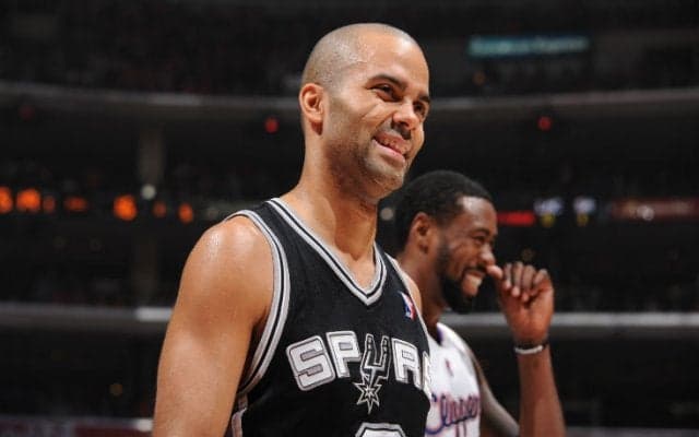 トニー・パーカーがファンをハグ、選手は想像以上に『手書きボード』を見ている？