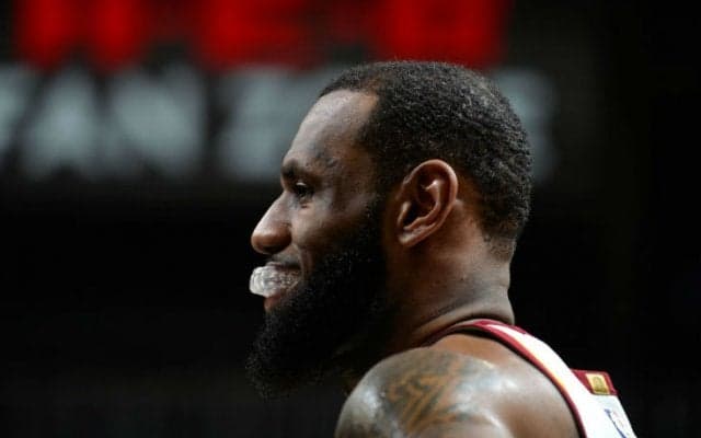 ウォリアーズ移籍の噂をレブロンが一笑に付す「ナンセンス」