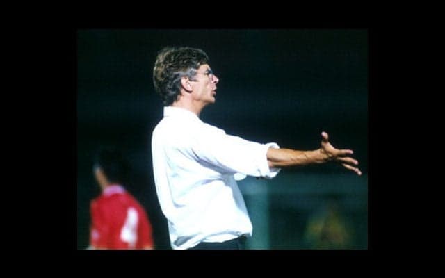 「パスは未来へ出せ」。ベンゲルは低迷するグランパスの選手に言った