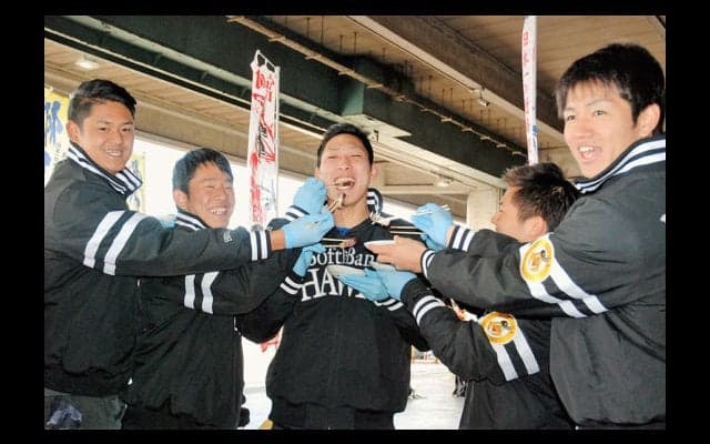 鷹ルーキーが「カツオ～！」な新人体験　宮崎カツオ“焼っ切り”に挑戦