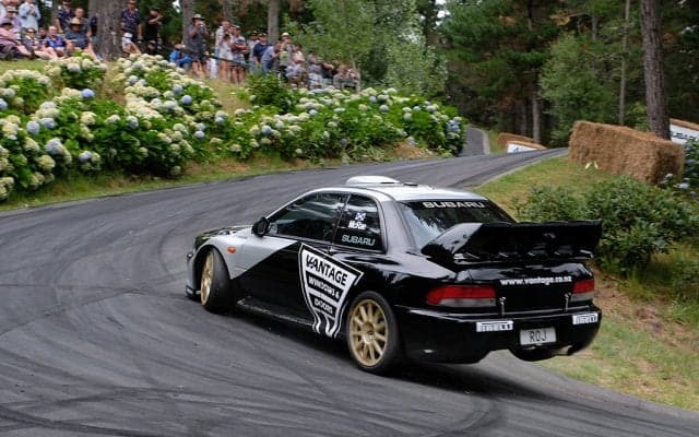 アリスター・マクレー、故ポッサム・ボーンのインプレッサでヒルクライム優勝