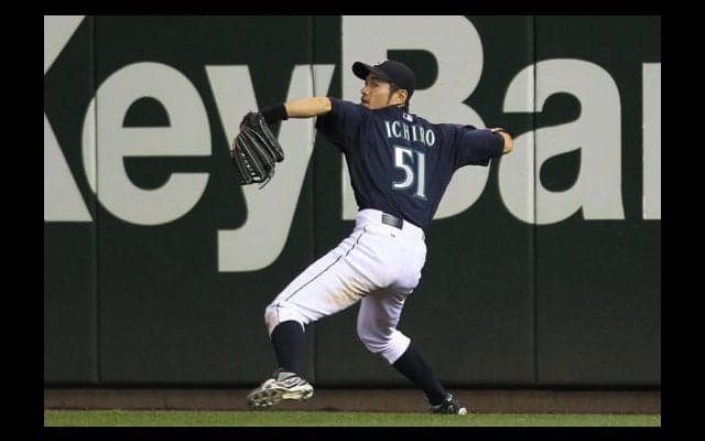 イチローMLB1年目の補殺、こっちも凄い!?　MLB公式が公開「とてつもないショー」