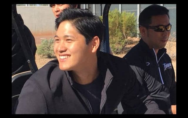 大谷が日ハムキャンプ訪問　清宮と“グータッチ”、現地スタッフ感激「最高」