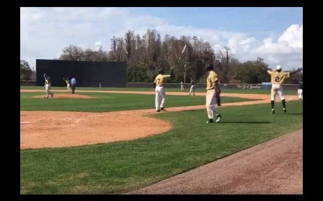 原辰徳氏の伝説シーンよりは控えめ!?　米大学生の豪快なバット投げが話題