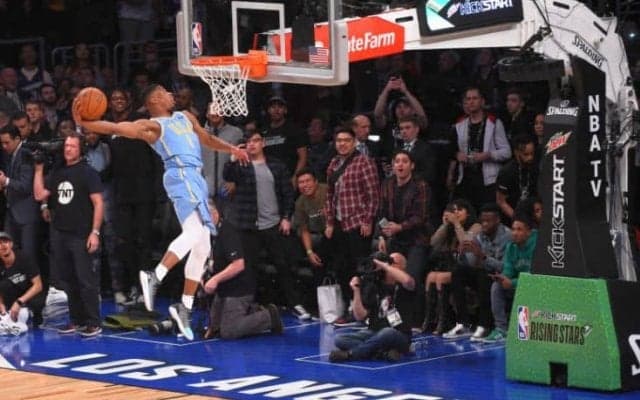 ライジング・スターズでダンクを失敗したデニス・スミスJr.だが、本番は明日「ダンクコンテストでは全部決める」