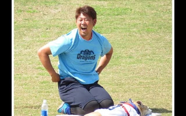 中日・松坂、“岩瀬犬”と戯れ笑顔全開　キャッチボールも行い「確認を」