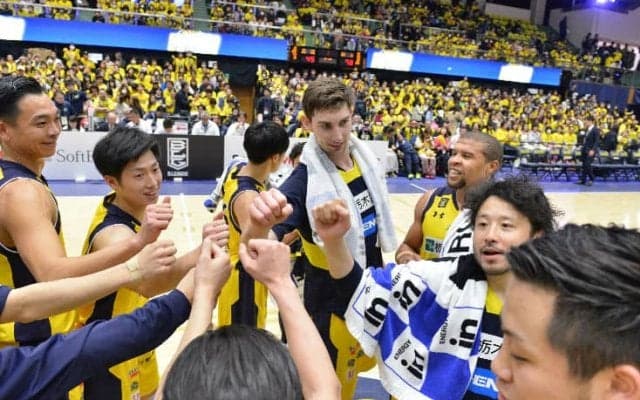 初年度のBリーグを制した栃木ブレックスの堅守速攻が復活、島根を45点に封じ4連勝