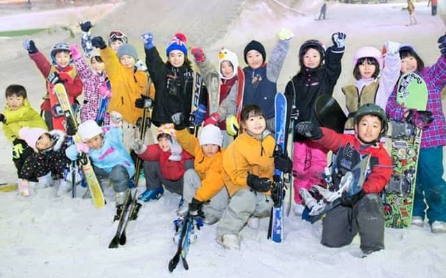 子ども向けスノボ教室開催！ウェア＆ボード無料、プロの講師陣が指導【参加募集中】