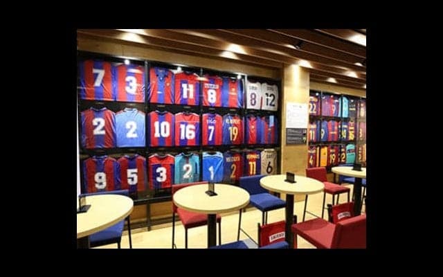 フィーゴ、ペップ、メッシ…。本物ユニフォームでたどるバルサ近代史