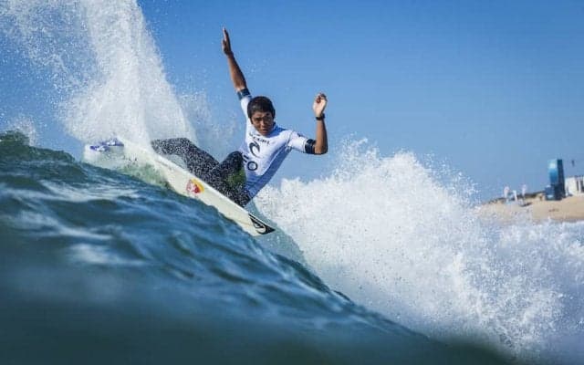 五十嵐カノアが日本人初のWSLチャンプオンツアーサーファーとなることを正式発表